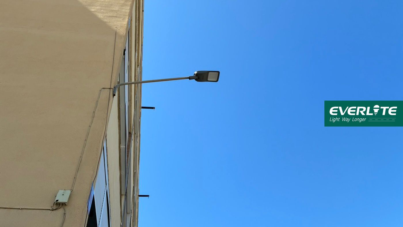 Wall-Mounted Street Lighting: Reimagining Narrow Alley Illumination